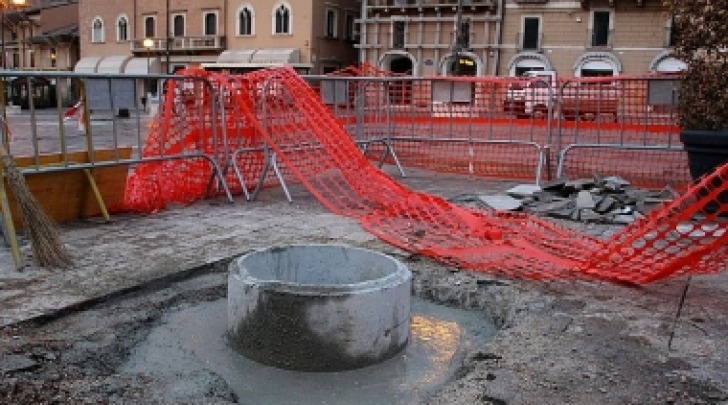 Il buco (foto Il Centro)