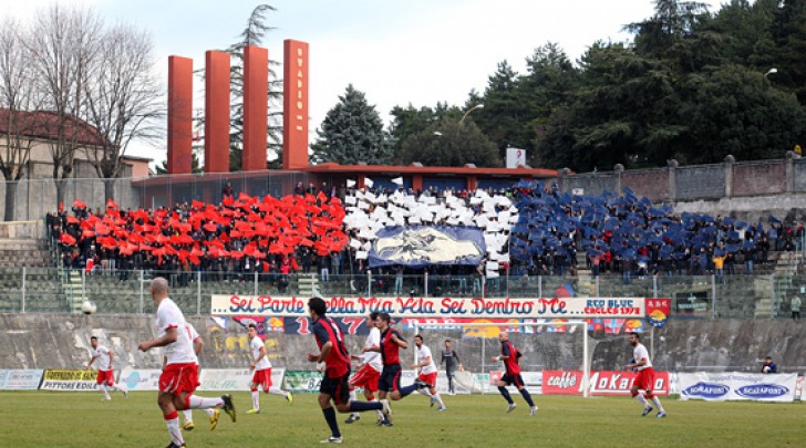 La coreografia della Curva Sud a inizio ripresa