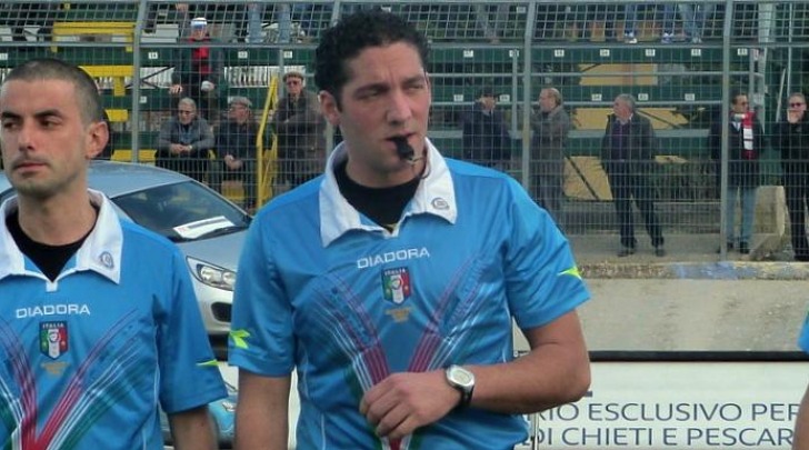 L'arbitro Borriello, prima del fischio d'inizio