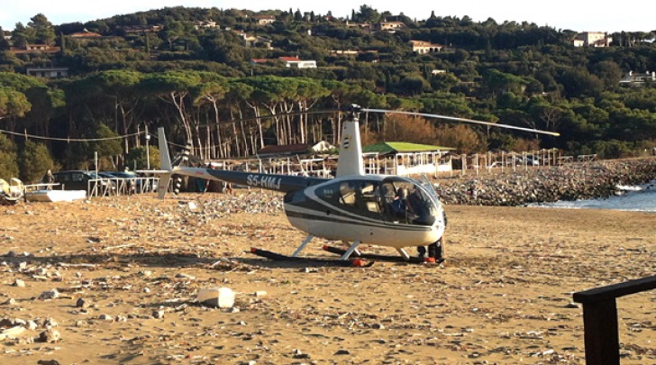 L'elicottero di Piscicelli sulla spiaggia (foto Il Tirreno)