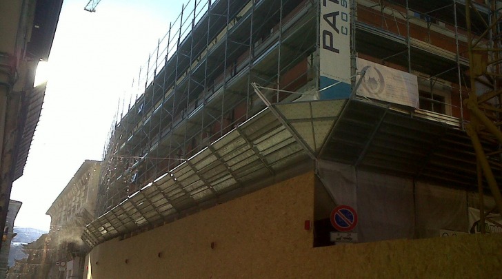 Il palazzo in ricostruzione