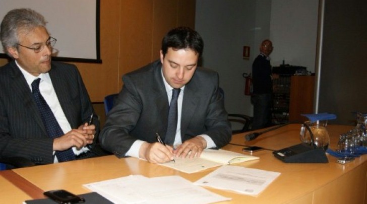 D'Alessandro mentre firma il Patto per lo sviluppo