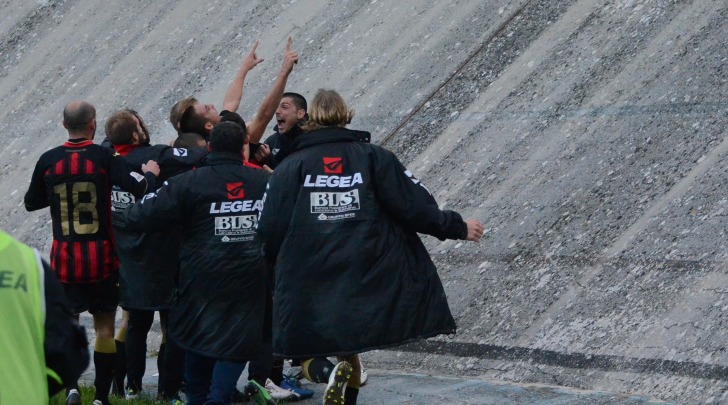 I rossoneri esultano dopo il gol al Bassano