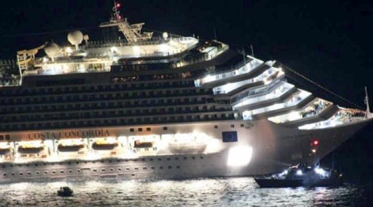 La Costa Concordia nella prima fase di piegamento