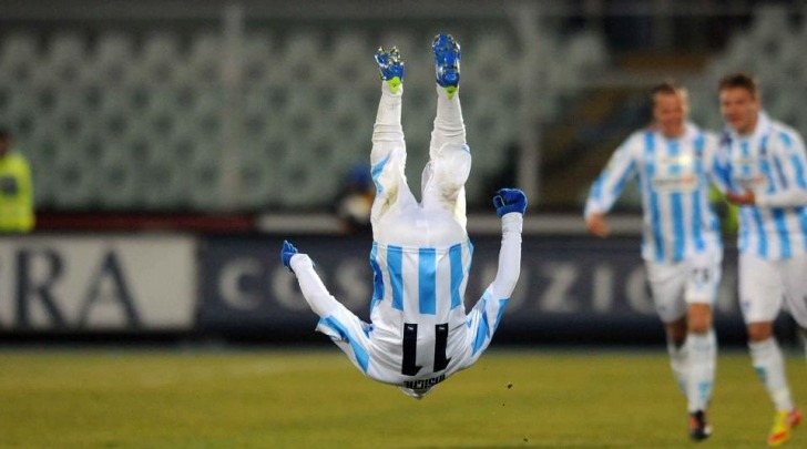 Lorenzo Insigne, festeggia con una capovolta il gol al Modena