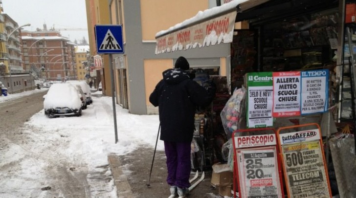 Celso Cioni sugli sci lungo Via Strinella