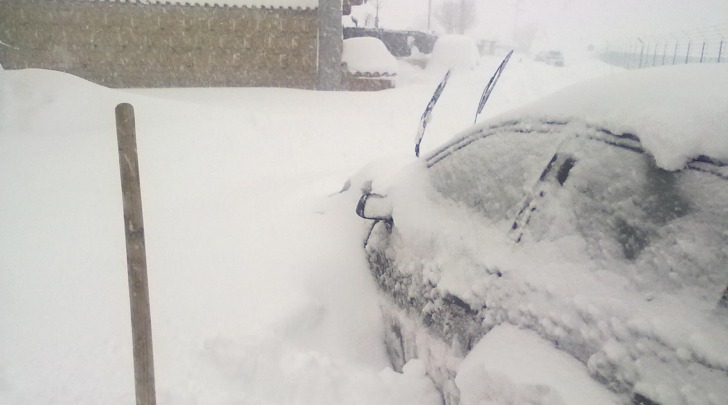 Un'auto rimasta bloccata a Scoppito