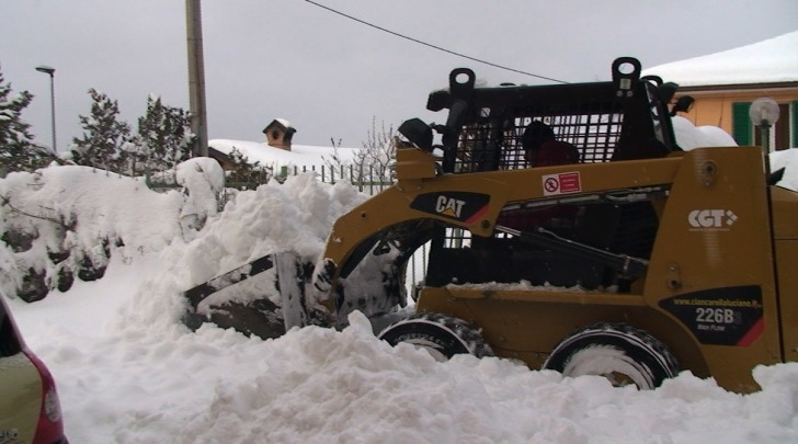 Un bobcat spala neve all'Aquila