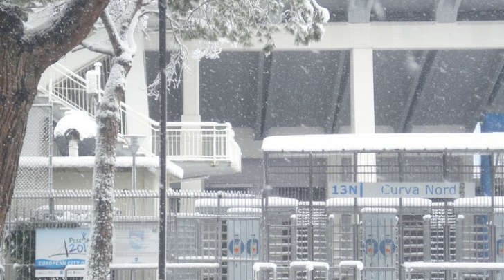 L'esterno dello Stadio Adriatico, completamente imbiancato