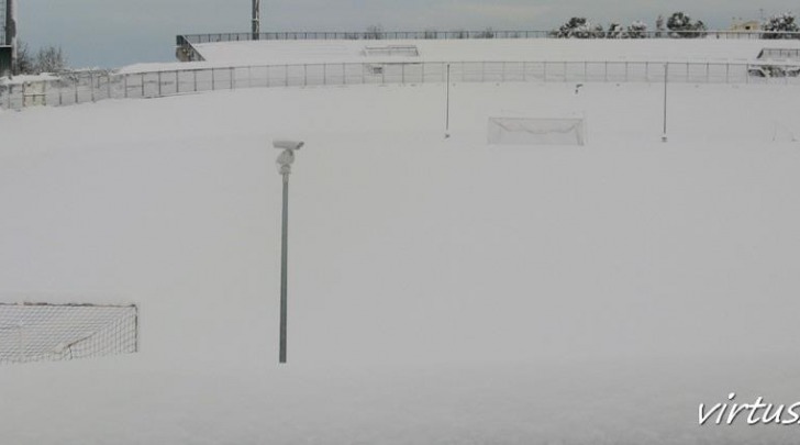 Lo stadio "Biondi" innevato