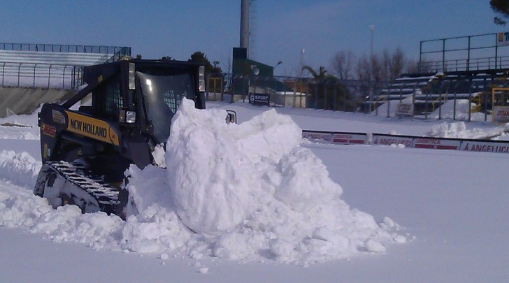 Lo stadio "Biondi" viene liberato dalla neve