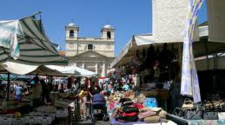 Lo storico mercato di Piazza Duomo prima del sisma