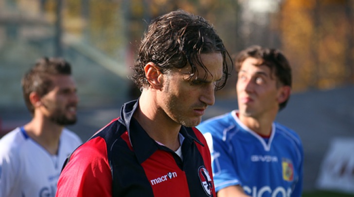 Il difensore rossoblù Mirko Garaffoni, che oggi ha rimediato un cartellino rosso