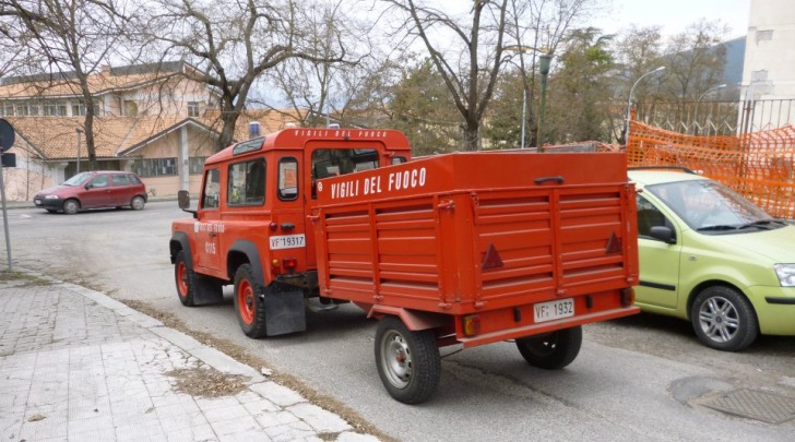 Il carro teli dei Vigili del fuoco a Via dei Vestini