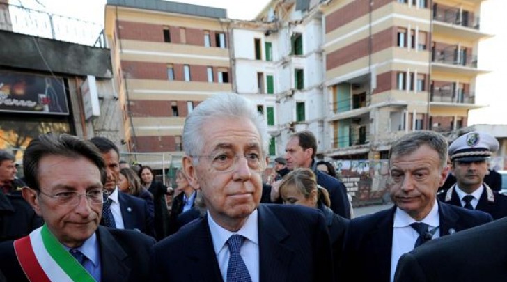 Monti nella sua ultima, e unica, visita a L'Aquila