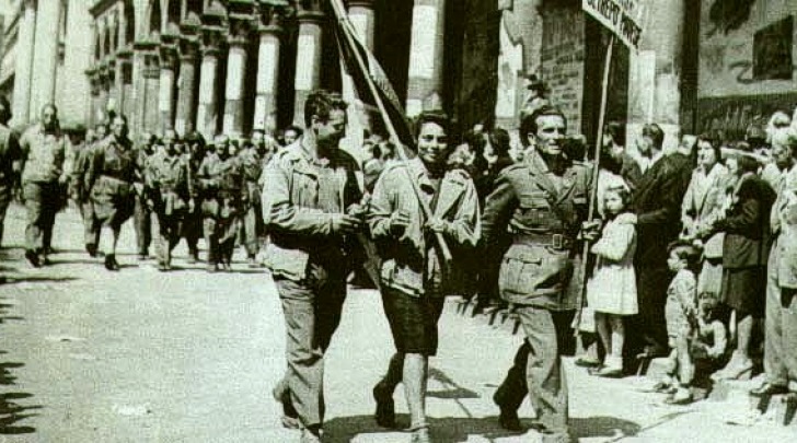 Manifestazione di partigiani per le strade di Milano subito dopo la liberazione