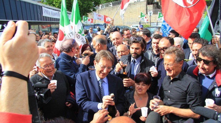 I festeggiamenti al comitato di Cialente (foto Ippoliti)