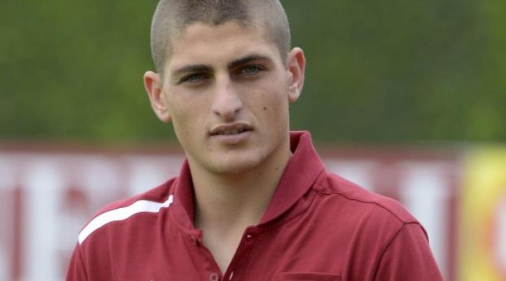 Marco Verratti con la polo da riposo dell'Italia