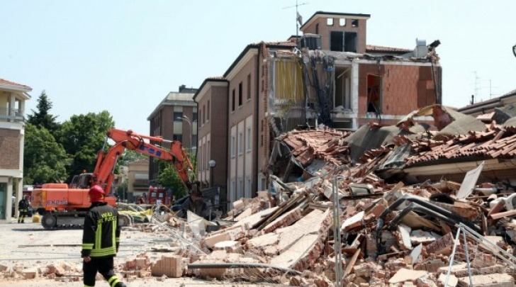 Il crollo di un edificio a Cavezzo