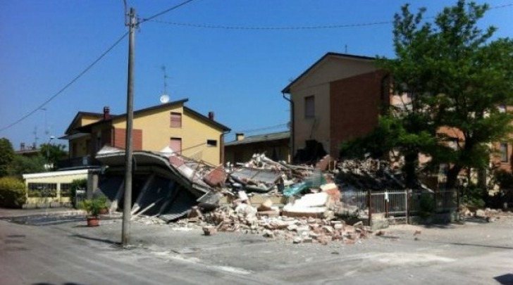 Una casa crollata a Cavezzo