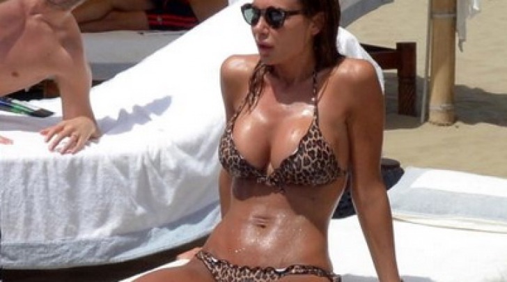 Nicole Minetti in bikini leopardato