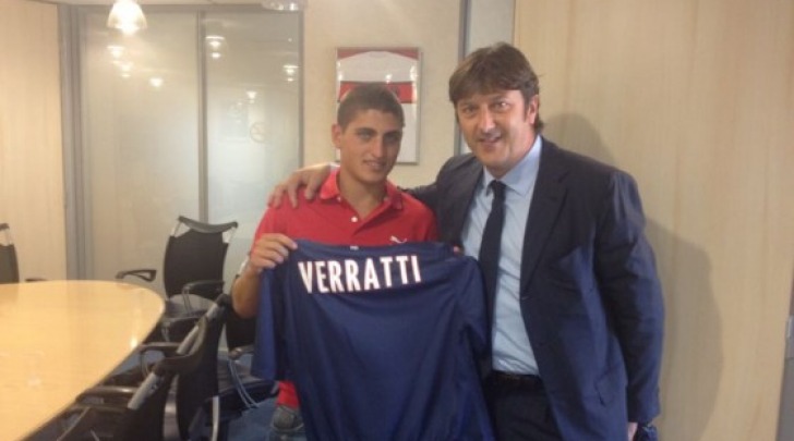 Verratti con la maglia del PSG, insieme al presidente Sebastiani