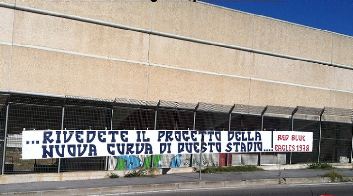 Lo striscione degli Rbe esposto nei pressi dell' Acquasanta