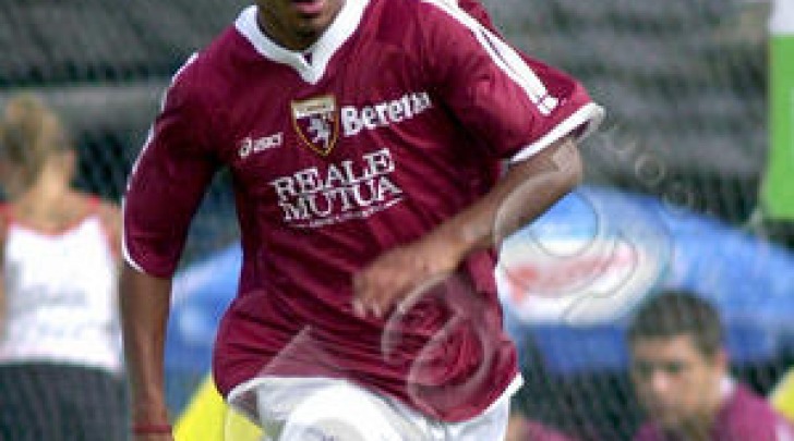 Claudio De Sousa, nella foto con la maglia del Torino