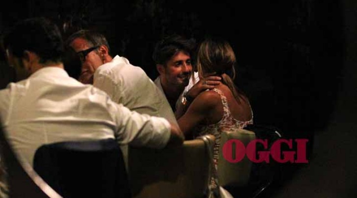 Nicole Minetti bacia Fabrizio Corona
