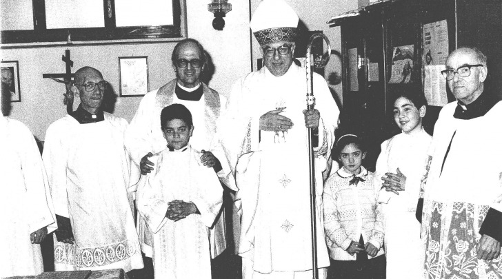 Un giovane Don Giuseppe con il Vescovo Peressin