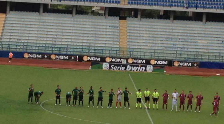 Squadre schierate a centrocampo prima del match