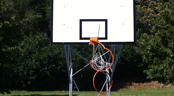 Danno nel campo basket del Parco Unicef