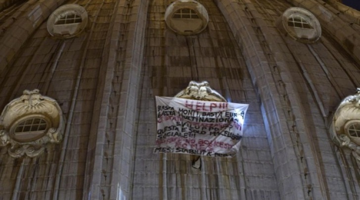 Striscione di Marcello Di Finzio sulla cupola di San Pietro