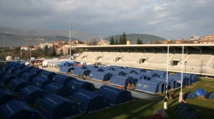 La tendopoli allestita nello stadio subito dopo il sisma