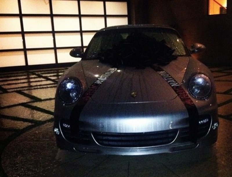 Babbo Natale Arriva In Anticipo Per Rihanna In Regalo Una Porsche 911 
