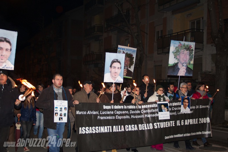 L'Aquila, la notte del ricordo 309 palloncini nel cielo al fianco