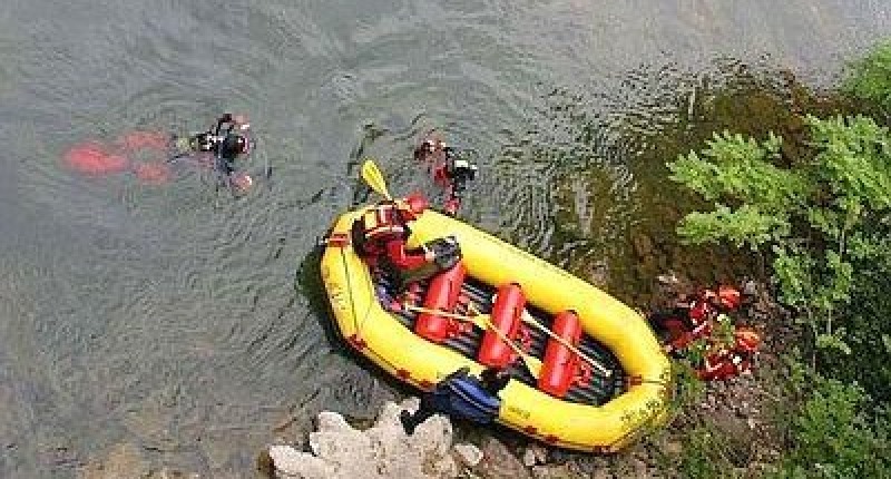 Incidente mortale a Viano (Te), auto finisce nel fiume, morto padre salvi due figli - Cronaca ...