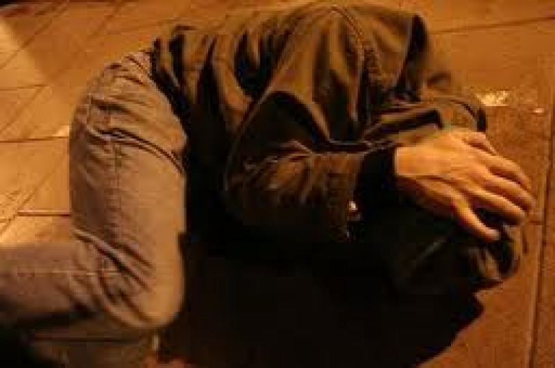 Banda di minorenni pestano ragazzo nel