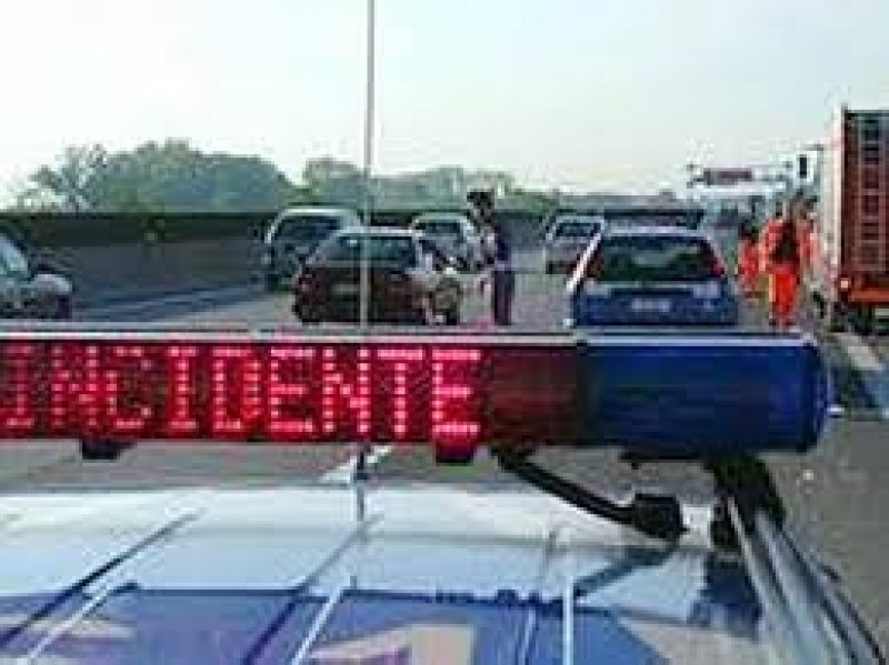 Incidente auto e camion in A14, feriti Probabile tamponamento laterale ...