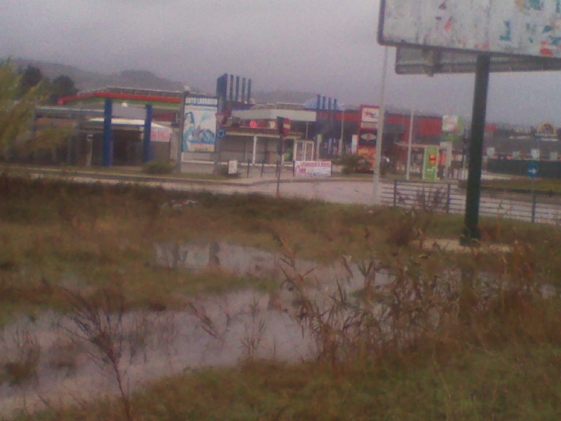 Esondazione Pescara L acqua Comincia A Ricoprire L area Pacheggio Del 