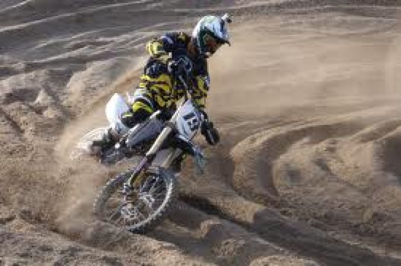 Grave incidente di motocross, giovane centauro versa in gravi ...