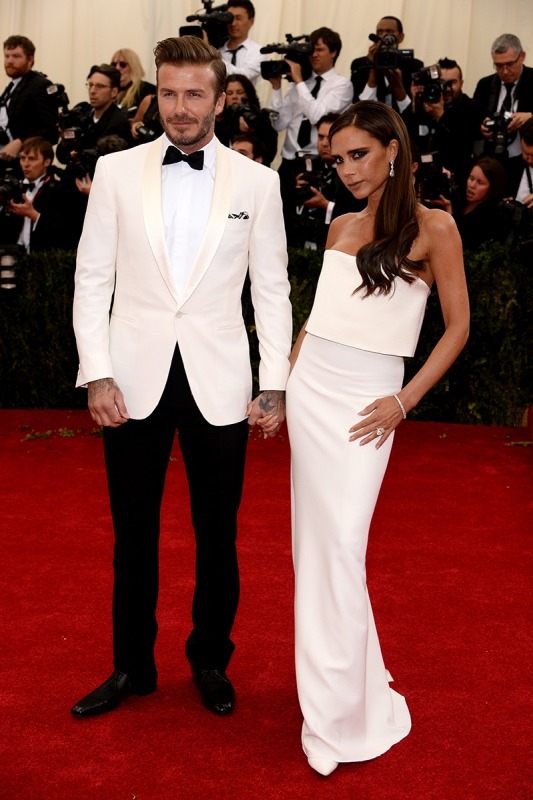 david-e-victoria-beckham-sul-red-carpet-del-met-gala-esempio-di-stile
