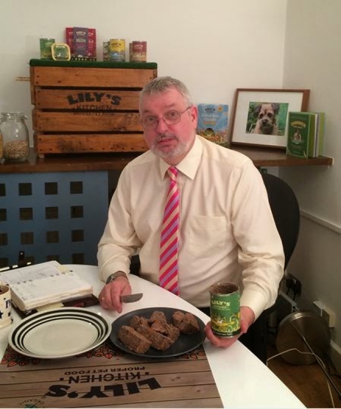 Professione Assaggiatore di Cibo per Cani, Philip Wells Rivela il Suo