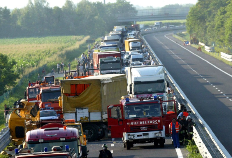 Incidente tra due camion e un autobus di studenti sulla A4 Milano ...