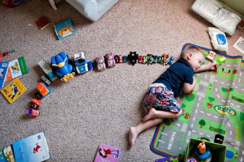 разноцветные геометрические фигуры. выложенные в ряд. аутист выстраивает игрушки в ряд. алекса лесли. группа людей со спины.