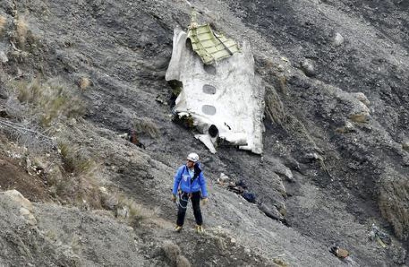 Disastro Aereo, un Pilota "Si sente che sta tentando di buttare giù la ...