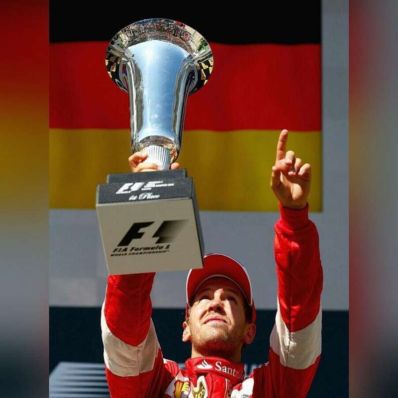 Sebastian Vettel Commuove il Circus della Formula 1, Seconda Vittoria e Dedica Strappalacrime