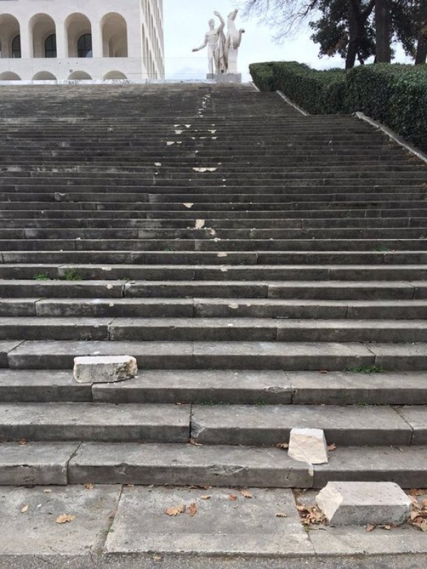 Roma Distrutta Scalinata Del Colosseo Quadrato. Vandali Al Palazzo