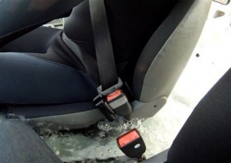 Finisce Con L auto In Una Scarpata Salva Grazie A Cintura E Airbag 