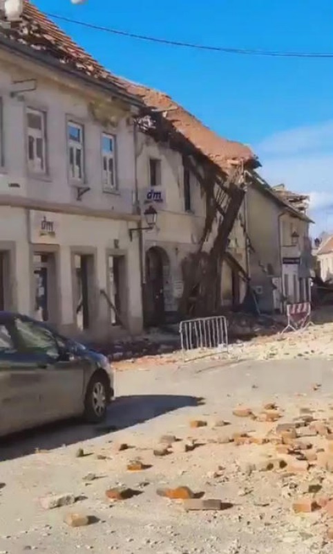 Terremoto in Croazia, epicentro a Petrinja, crollato un ospedale e un asilo. Morto un bimbo ...